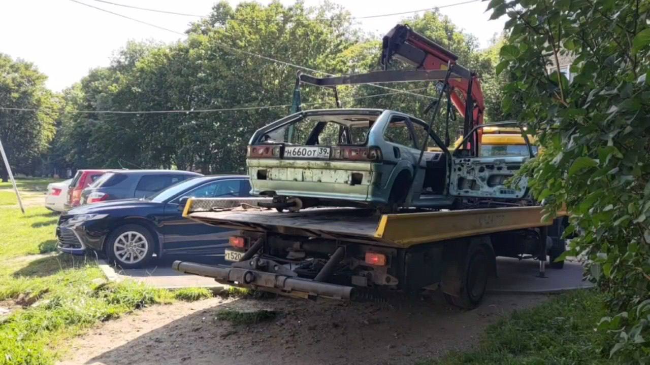С улиц Калининграда продолжают убирать брошенные автомобили С улиц Калининграда продолжают убирать брошенные автомобили