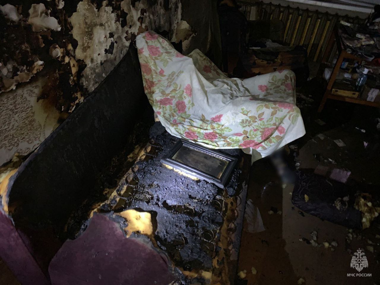 В калининградской пятиэтажке из-за непотушенной сигареты погиб мужчина В калининградской пятиэтажке из-за непотушенной сигареты погиб мужчина
