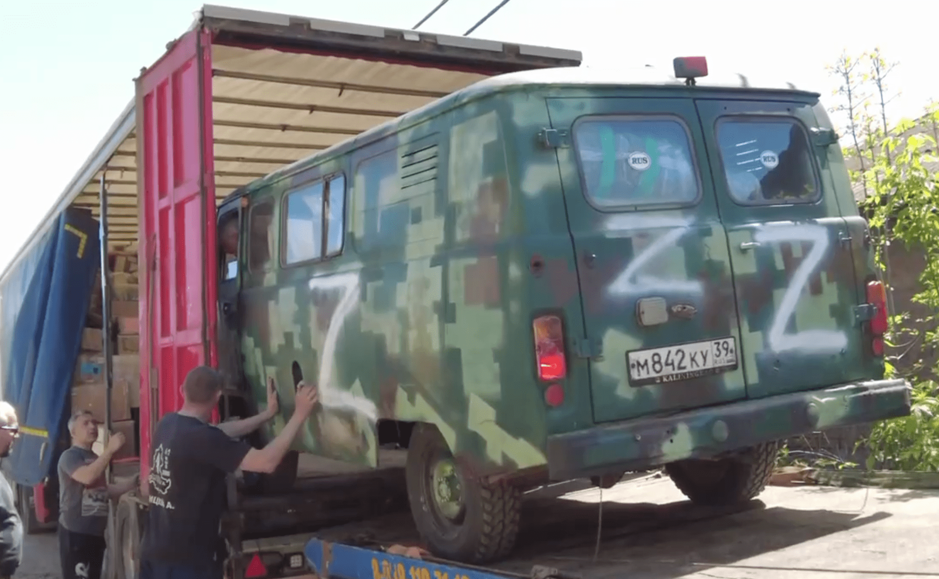 Власти Калининградской области передали в зону СВО микроавтобус и несколько тонн оборудования Власти Калининградской области передали в зону СВО микроавтобус и несколько тонн оборудования